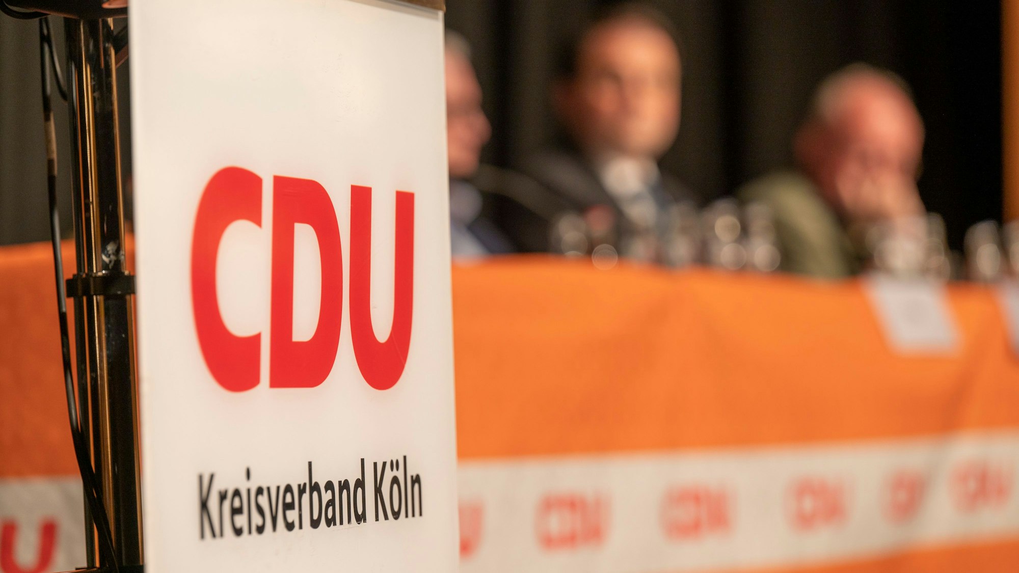 Das Bild zeigt ein Rednerpult mit dem Logo auf einem Parteitag der CDU.