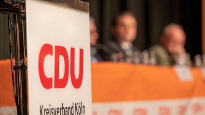Ein Schild mit der Aufschrift CDU Kreisverband Köln.