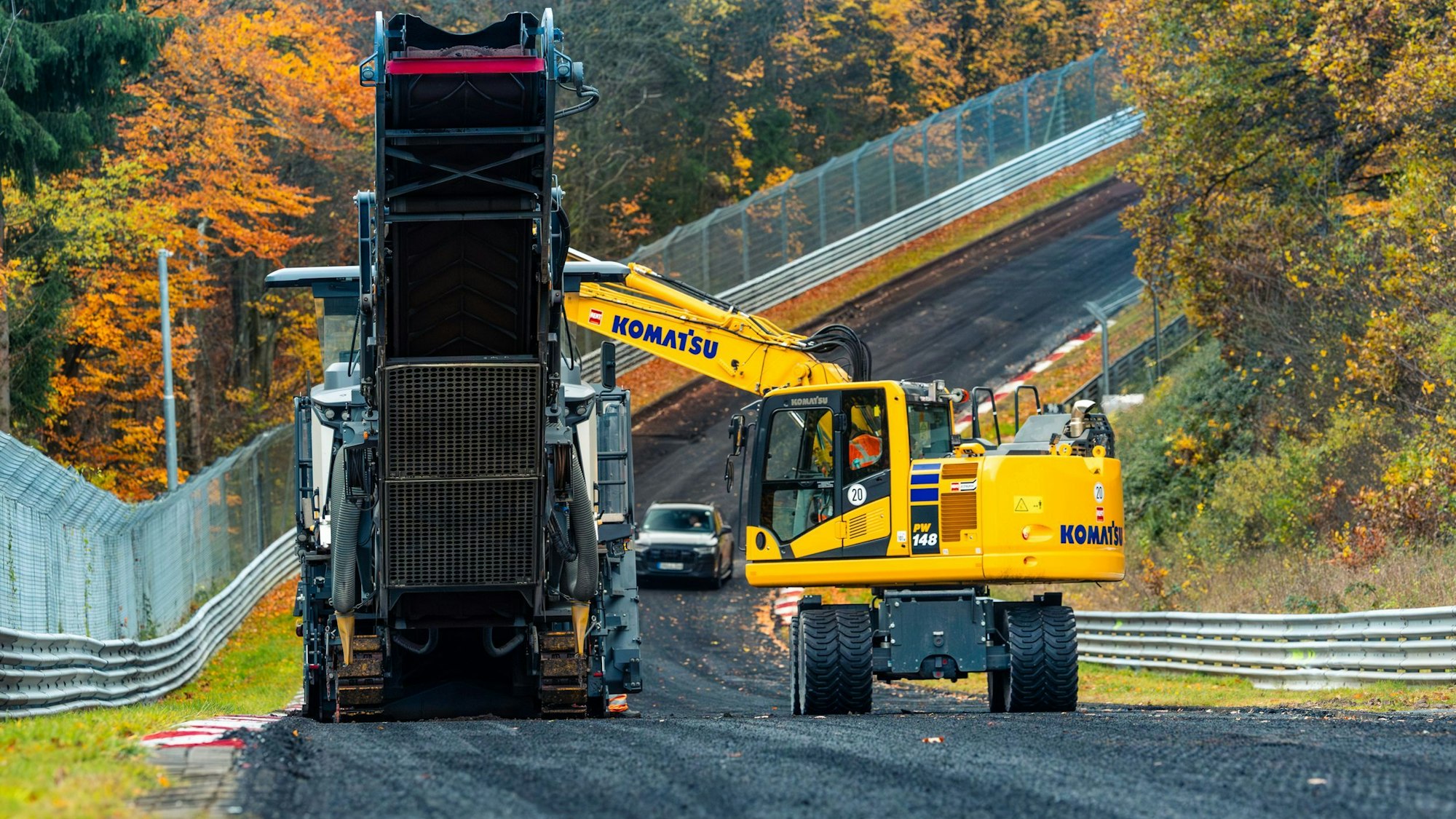 Auf der Nürburgring-Nordschleife finden Sanierungsarbeiten statt: Eine Teerfräse und ein Bagger sind im Einsatz.