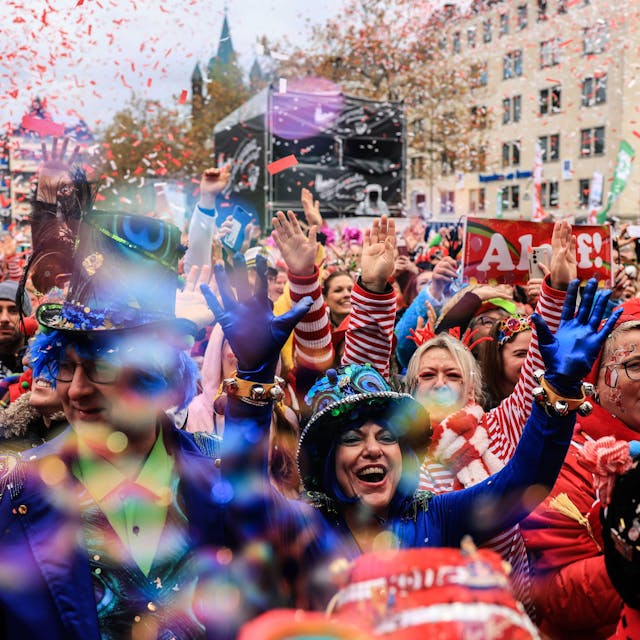 Karnevalisten feiern Karneval in Köln.