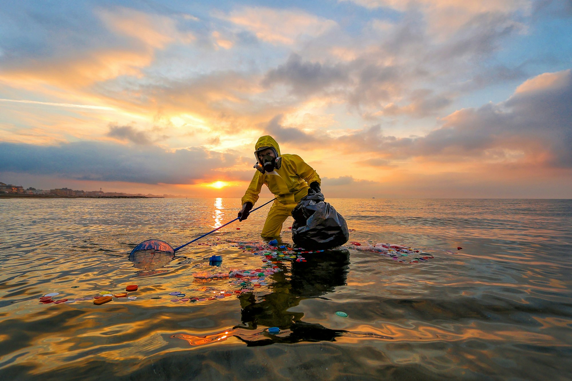 Die Biologin Laura Rosati sammelt und analysiert Plastik und Mikroplastik in zunehmend belasteten und verschmutzten Gewässern als Teil einer Freiwilligengruppe, die sich für die Reinigung des Meeres einsetzt. Ihr Ziel ist es, das Ökosystem des Meeres zu schützen und Menschen auf der ganzen Welt zu sensibilisieren. Das Foto ist in Rom entstanden.