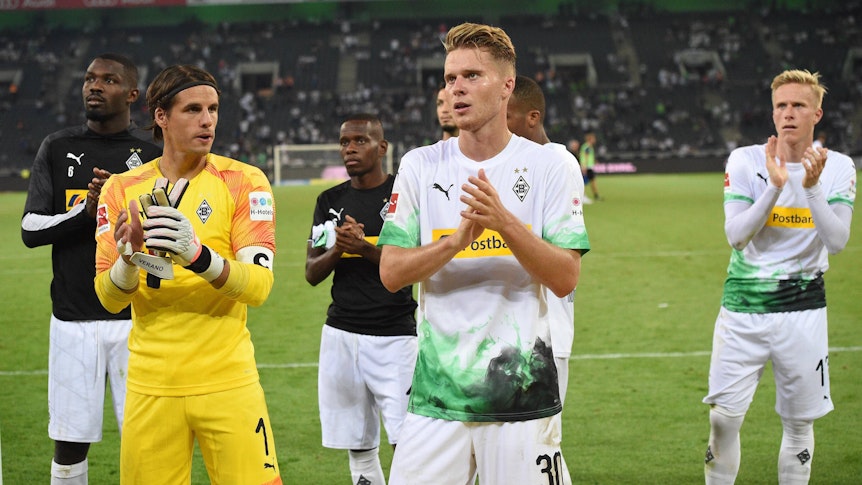 Spieler von Borussia Mönchengladbach applaudieren den Fans in der Nordkurve.