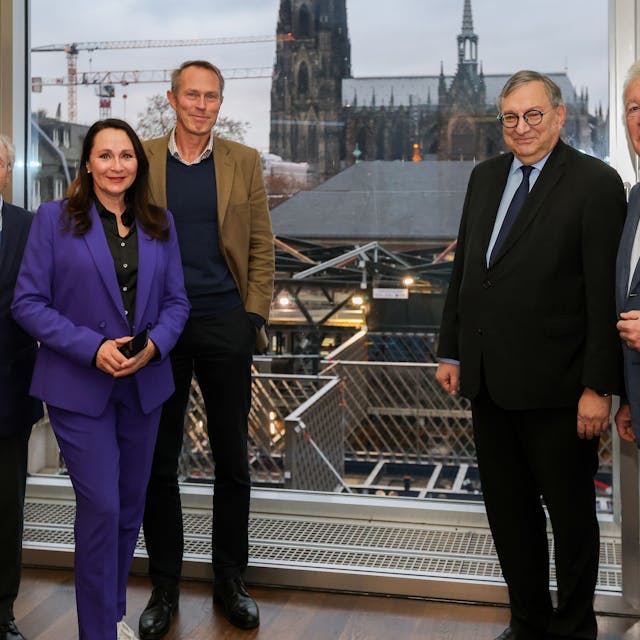 Vier Männer&nbsp; und eine Frau stehen nebeneinander und schauen in die Kamera. Im Hintergrund ist der Kölner Dom zu sehen.&nbsp;