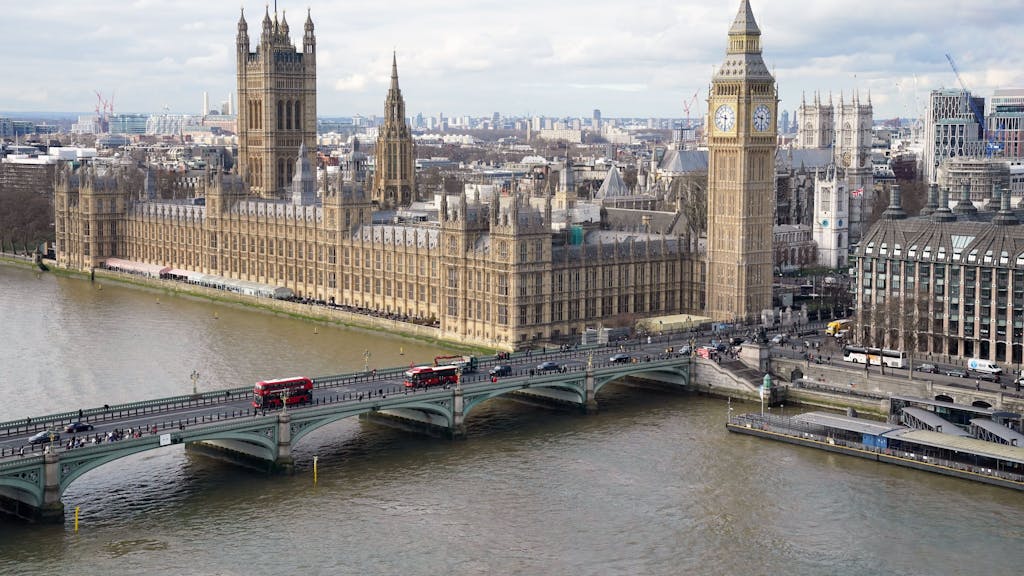 Blick auf die Stadt London mit dem Big Ben, dem Palace of Westminster und der Themse, hier im März 2023.