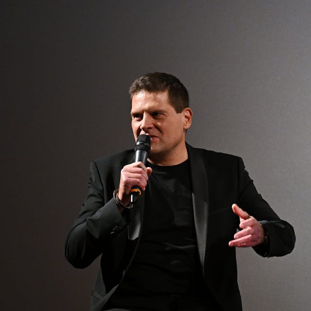 Jan Ullrich spricht in ein Mikrofon