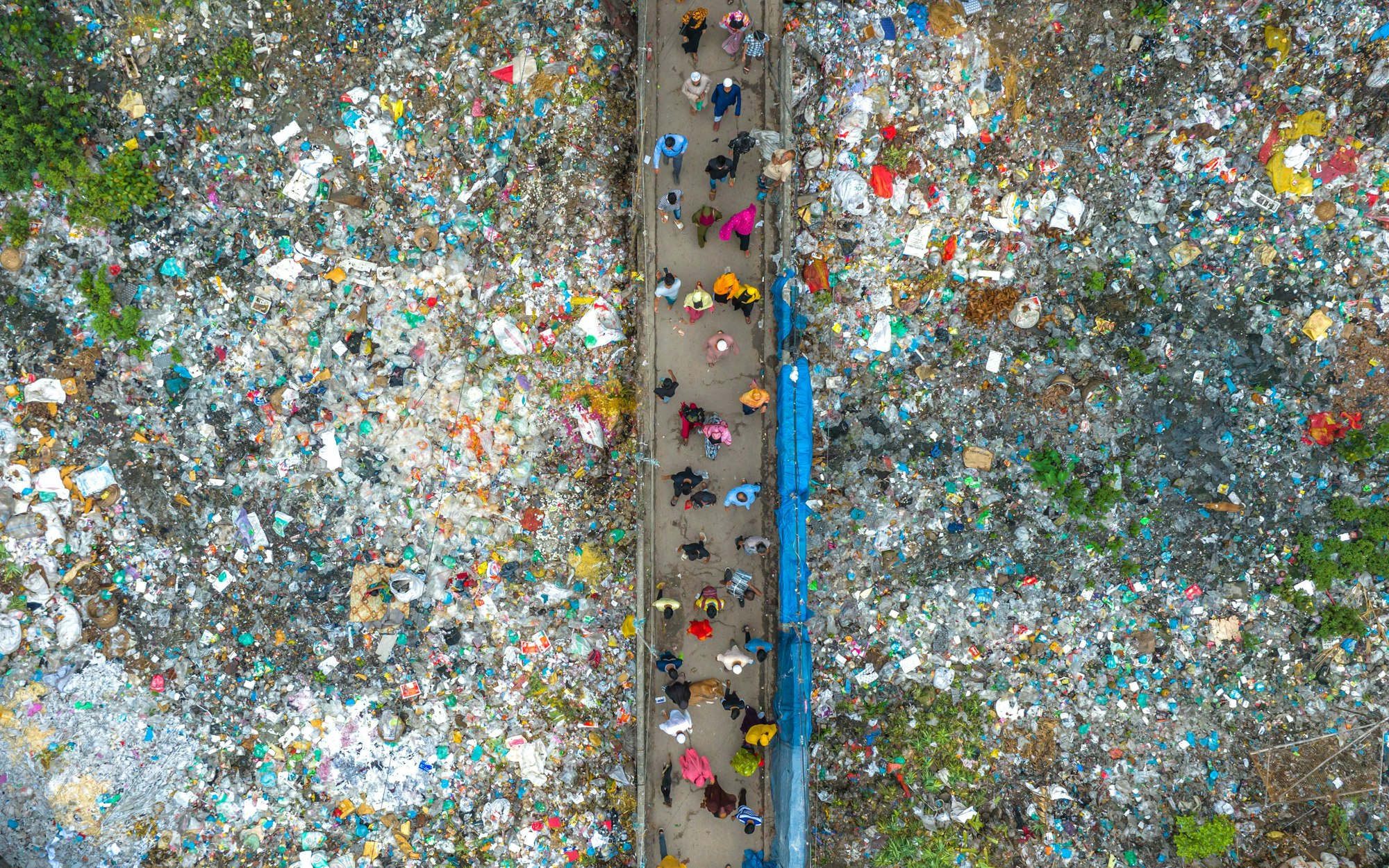 Diese Drohnenaufnahme zeigt eine von Plastikmüll umgebene Brücke in Dhaka  (Bangladesch), eine der am stärksten mit Plastik verschmutzten Länder der Welt.