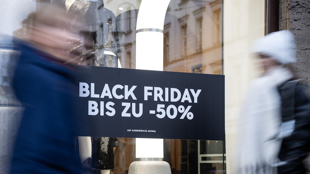 „Black Friday - Bis zu -50%“ steht auf einem Aufkleber an einem Schaufenster, hier im November 2023 in Berlin.&nbsp;