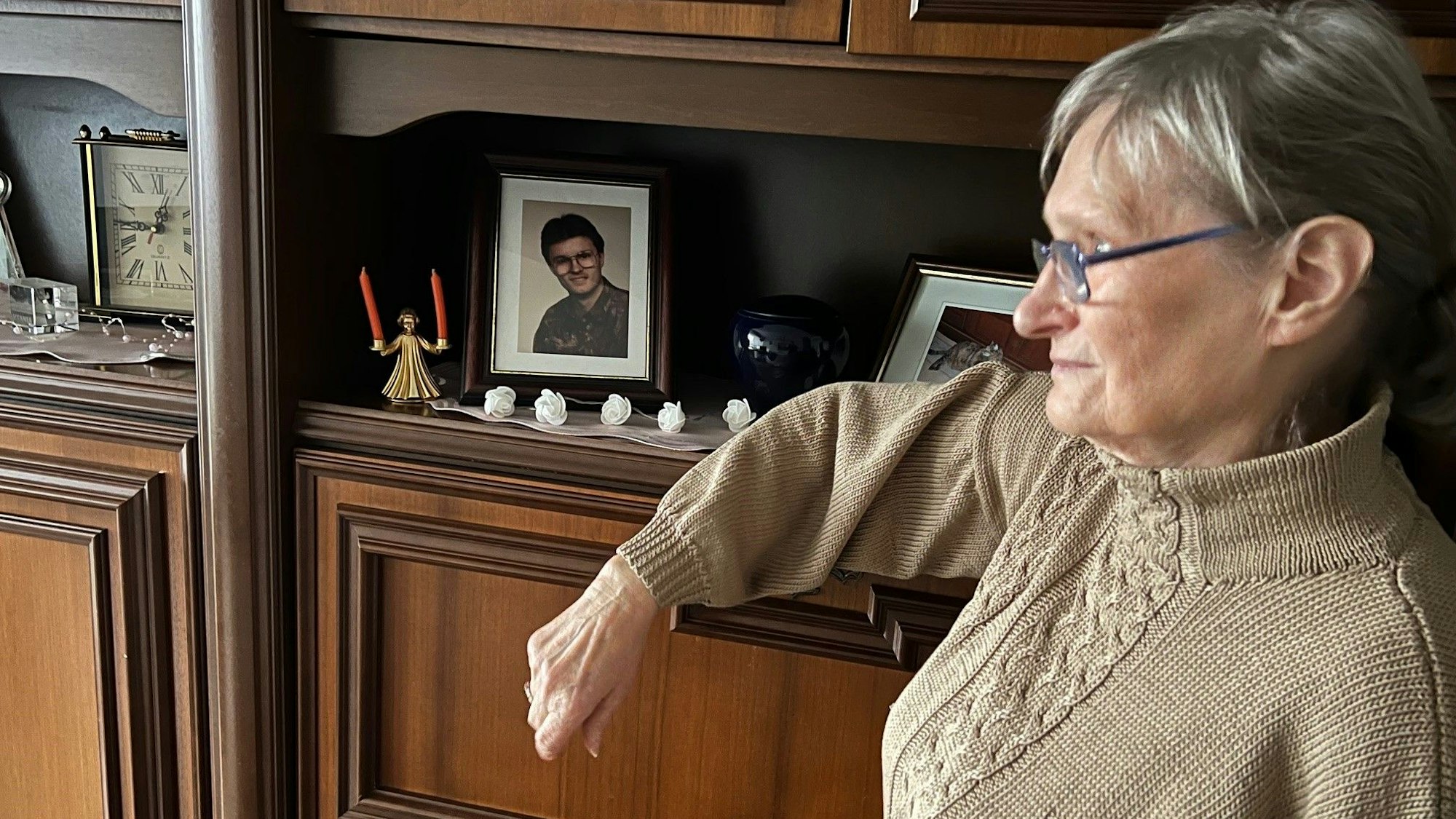 Monika Stampe steht in ihrem Wohnzimmer vor einem Foto ihres tödlich verunglückten Sohnes Andreas.