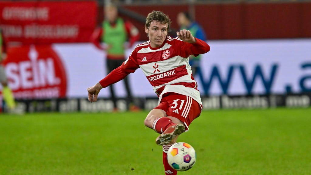 Fortuna Düsseldorfs Marcel Sobottka spielt einen Pass im Heimspiel gegen Wehen Wiesbaden.