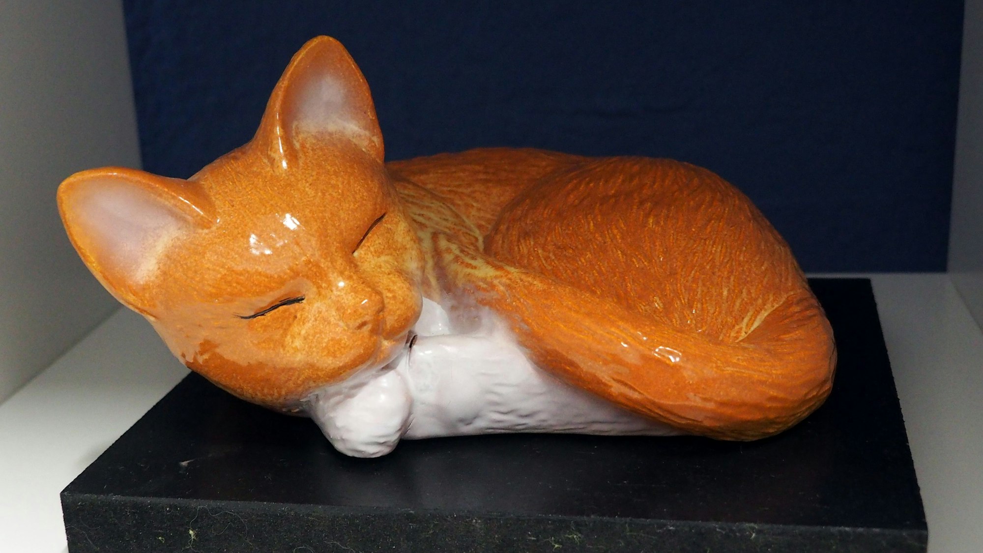 Eine Urne in Katzenform.