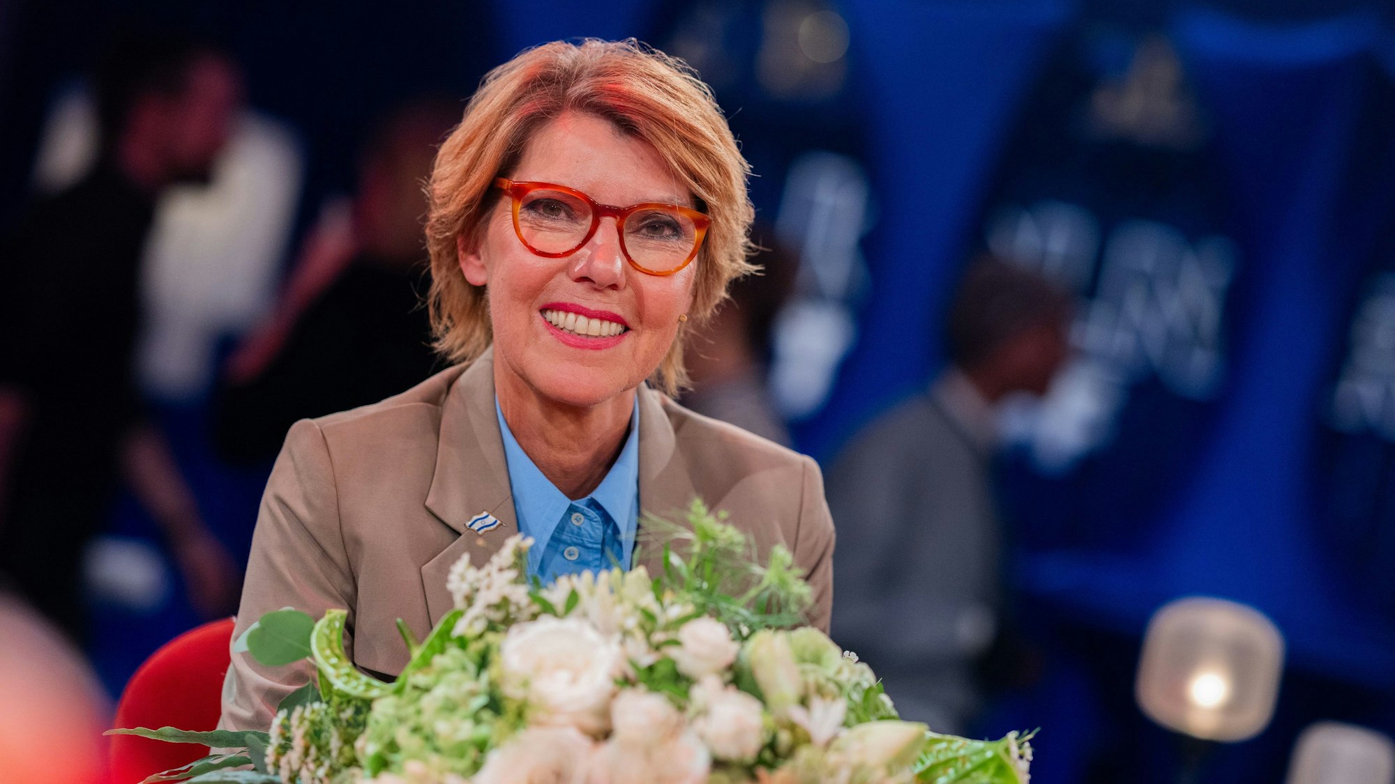 Bettina Böttinger sitzt mit einem Blumenstrauß in ihrer letzten Sendung des Kölner Treffs am 27. Oktober 2023.