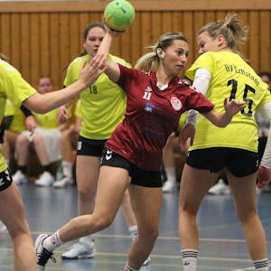 Das Bild zeigt Handballerin Elena Petreska, die zum Wurf angesetzt hat.