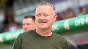 Borussia Mönchengladbachs Sport-Geschäftsführer lächelt.