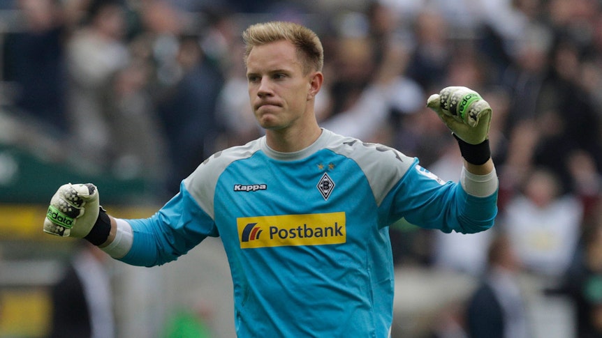 Borussia Mönchengladbachs Ex-Keeper Marc-André ter Stegen hebt die Fäuste.