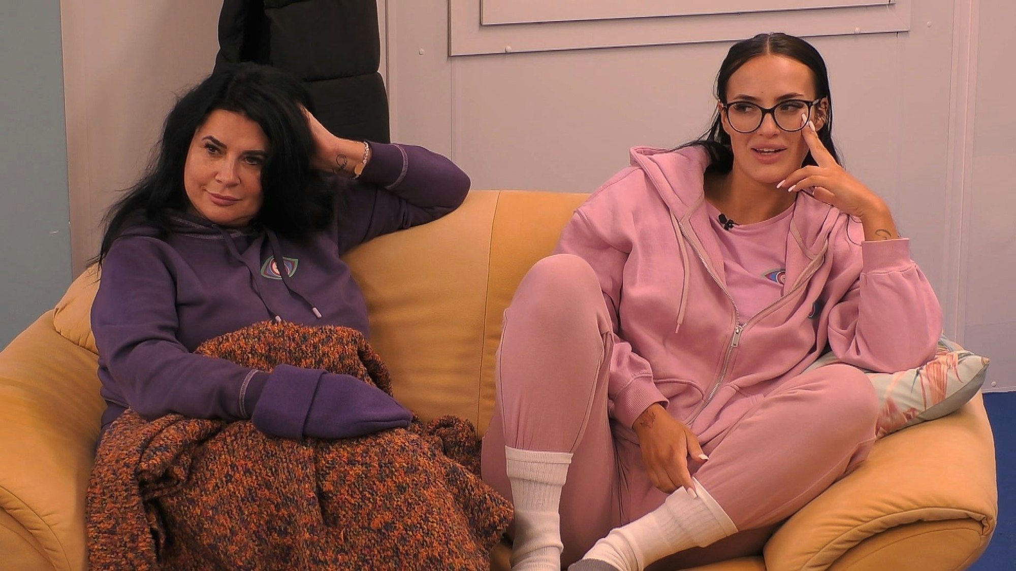 Iris Klein (l.) und Paulina Ljubas sitzen bei „Promi Big Brother“ 2023 nebeneinander.