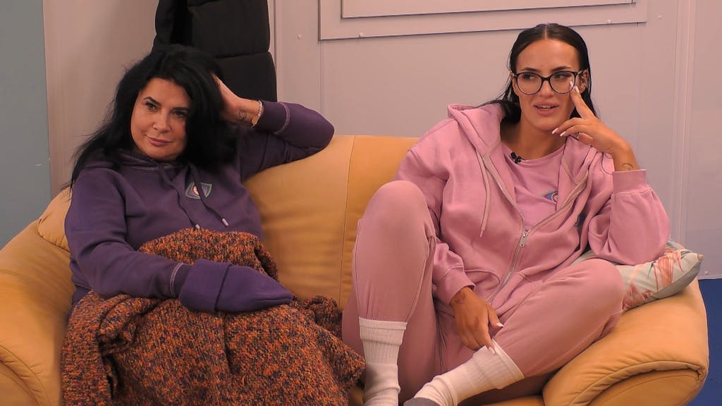 Das Foto stammt aus der Sat.1-Show „Promi Big Brother“ und zeigt die beiden Kandidatinnen Iris Klein (l.) und Paulina Ljubas (r.)&nbsp;