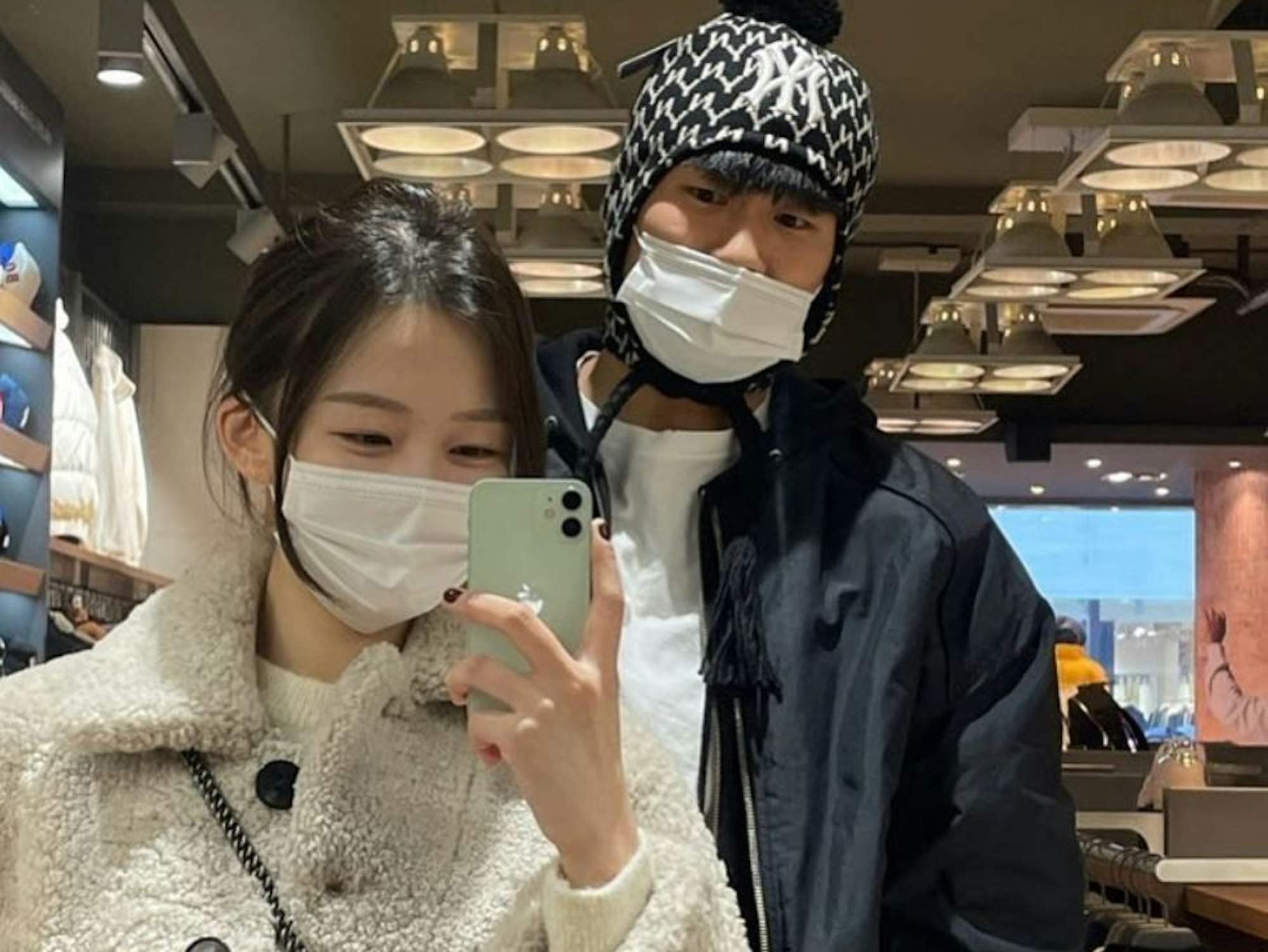 Min-Jae Kim und Ehefrau Ahn posieren für ein Selfie. Sie tragen beide einen Mund-Nasen-Schutz.