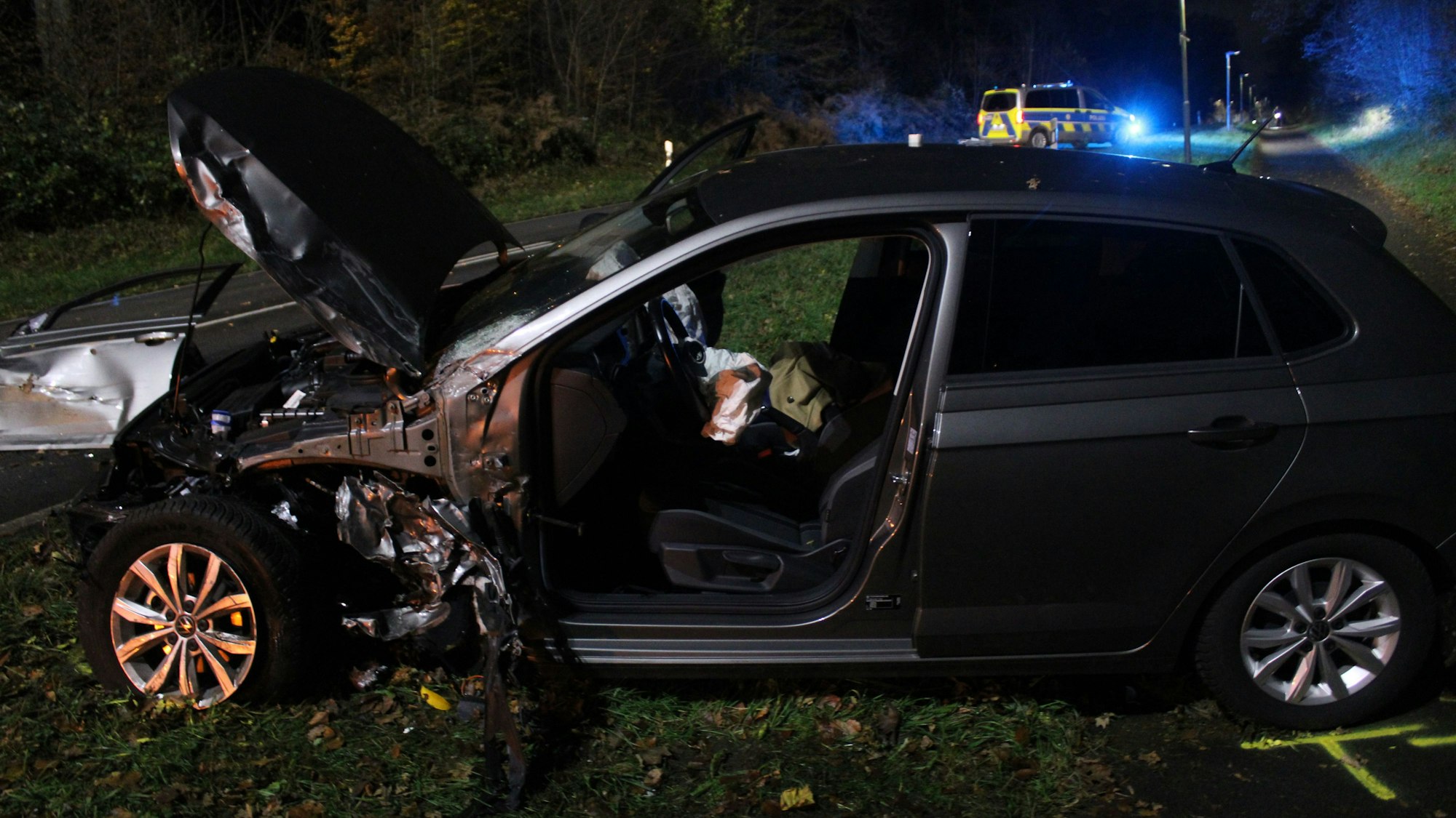 Ein zerstörtes Auto in der Dunkelheit nach einem schweren Verkehrsunfall.