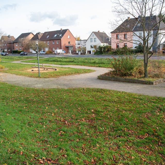 Blick auf die aktuellen Grünflächen des Parks, im Hintergrund die Wohnhäuser am Frankengraben.