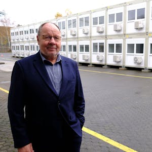 Mechatronics-Geschäftsleiter Jürgen Carl steht vor den Container-Unterkünften für rund 125 chinesische Kollegen, die in der Peterheide entstehen.