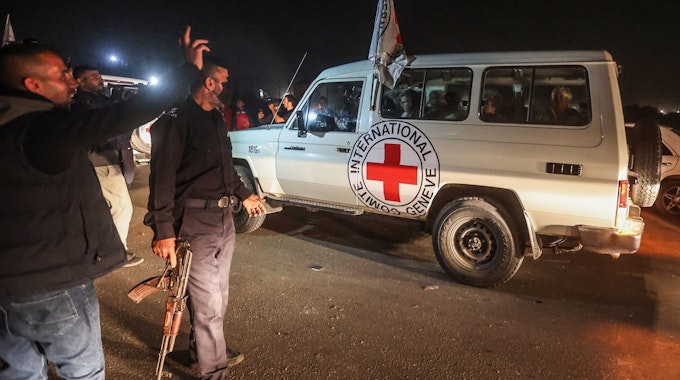 Ein Fahrzeug des Roten Kreuzes, in dem vermutlich Geiseln transportiert werden, die während des Angriffs auf Israel am 7. Oktober 2023 von Hamas-Kämpfern entführt wurden, kommt an der Grenze von Rafah im südlichen Gazastreifen an, wo ein Austausch von Geiseln und Gefangenen zwischen der Hamas und Israel vereinbart wurde.