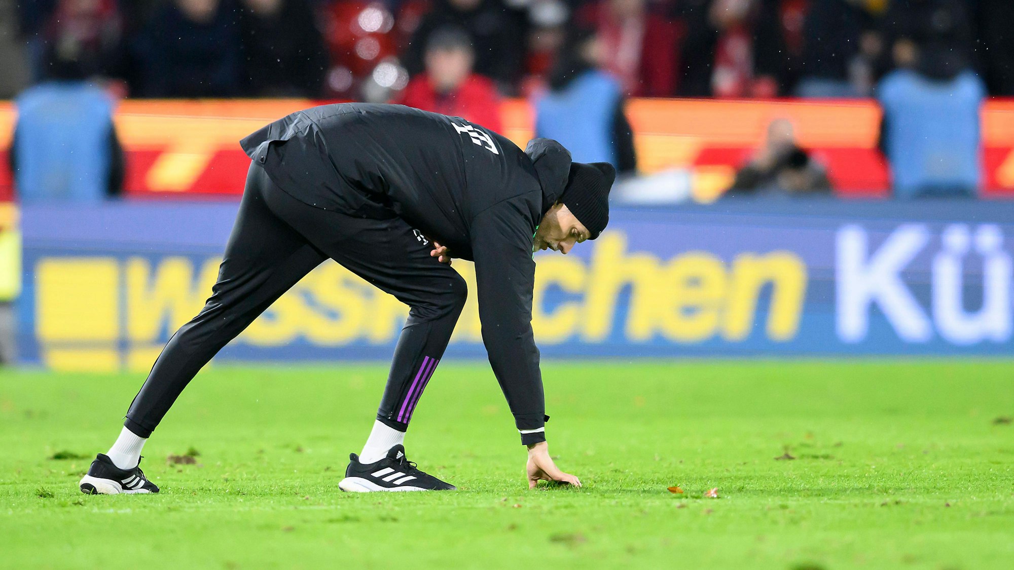 Thomas Tuchel bemüht sich darum, den Rasen im Bayern-Spiel beim 1. FC Köln zu reparieren.