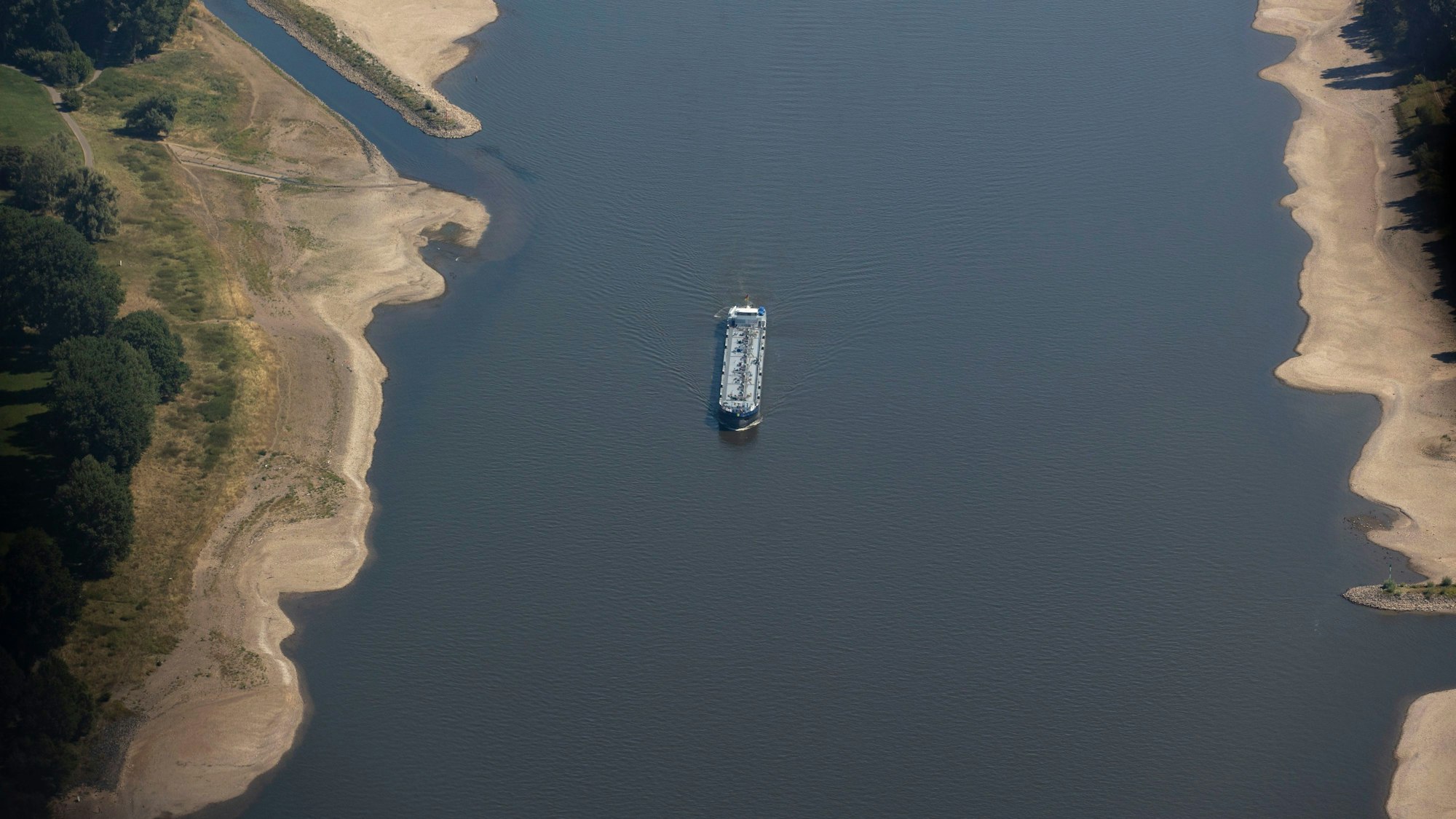 Ein Schiff mit wenig Ladung fährt zwischen Köln und Düsseldorf bei niedrigem Wasserstand auf dem Rhein. (Symbolbild)