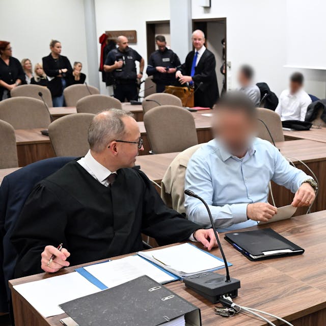 Köln: Die Angeklagten warten mit ihren Rechtsanwälten auf den Beginn des Prozesses.