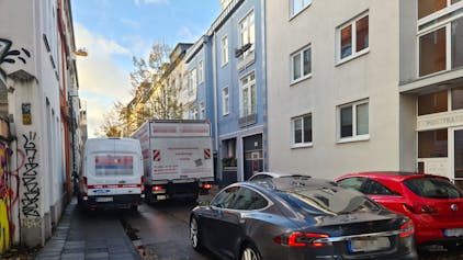 Viele Autos und Lkw schlängeln sich durch die Piusstraße in Ehrenfeld.&nbsp;