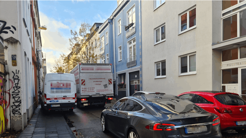 Viele Autos und Lkw schlängeln sich durch die Piusstraße in Ehrenfeld.&nbsp;