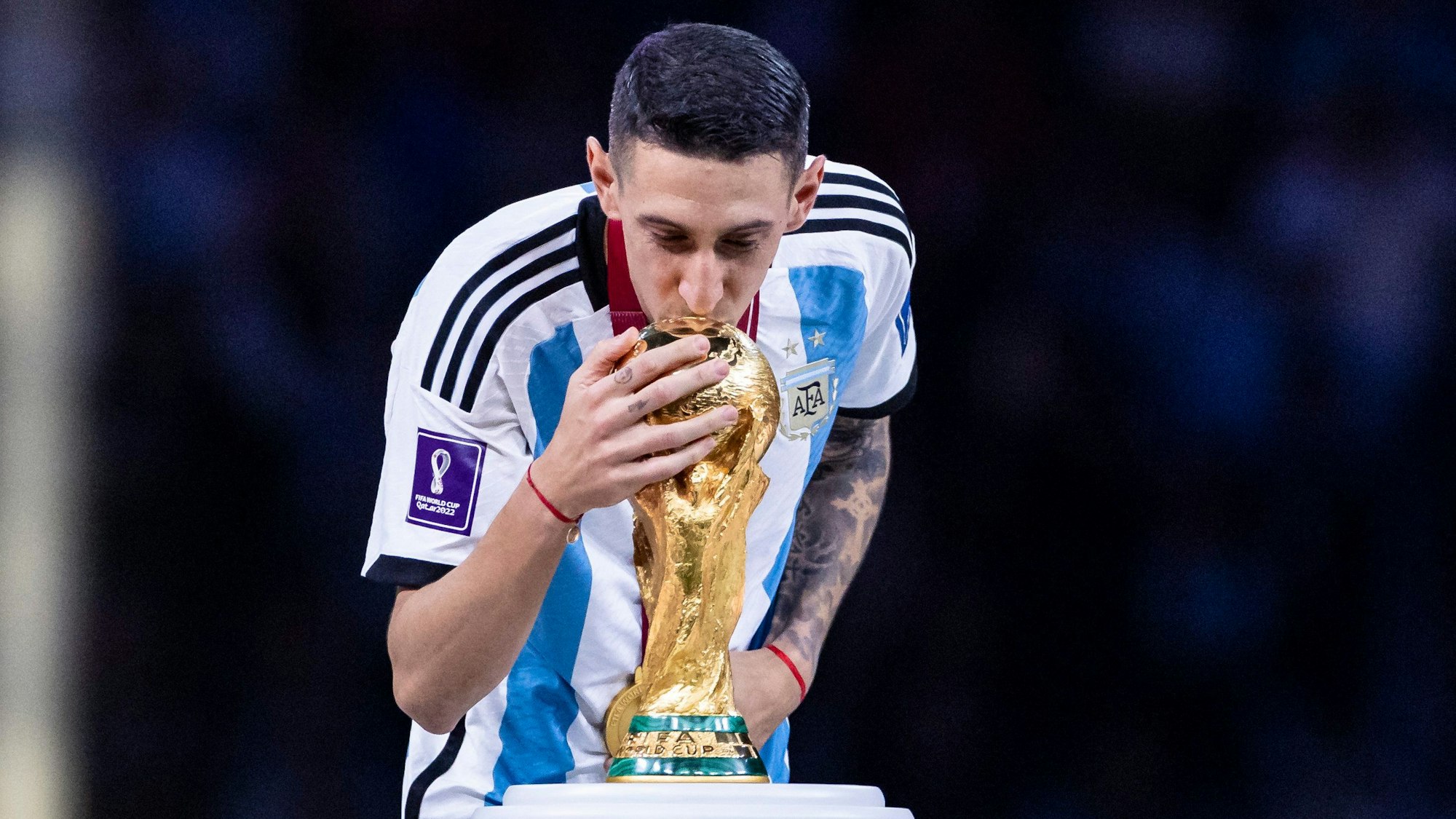 Argentiniens Ángel di Maria küsst den WM-Pokal bei der Siegerehrung.