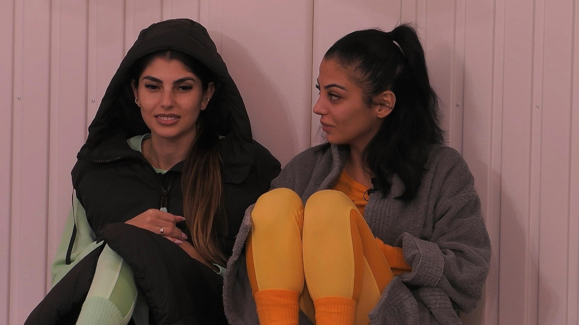 Das Foto stammt aus der Sat.1-Show „Promi Big Brother“ und zeigt die beiden Kandidatinnen Yeliz Koc (l.) und Dilara Kruse (r.) im Gespräch.