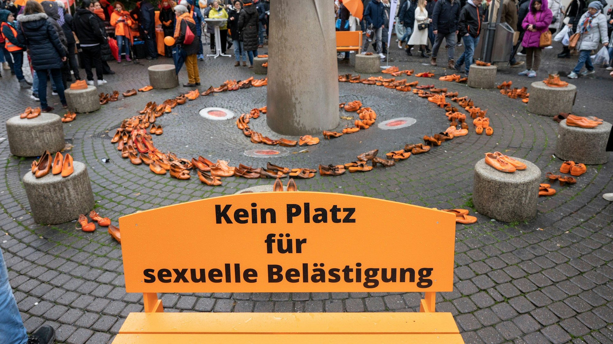 Die Kölner „Orange Days“ am 25. November am Bierbrunnen in der Schildergasse