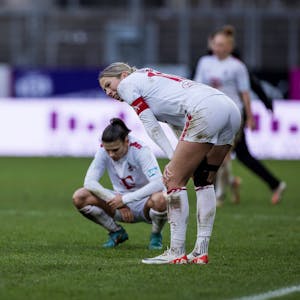 Martyna Wiankowska und Sharon Beck: Frust bei den Spielerinnen des 1. FC Köln nach der Niederlage im DFB-Pokal am 25. November