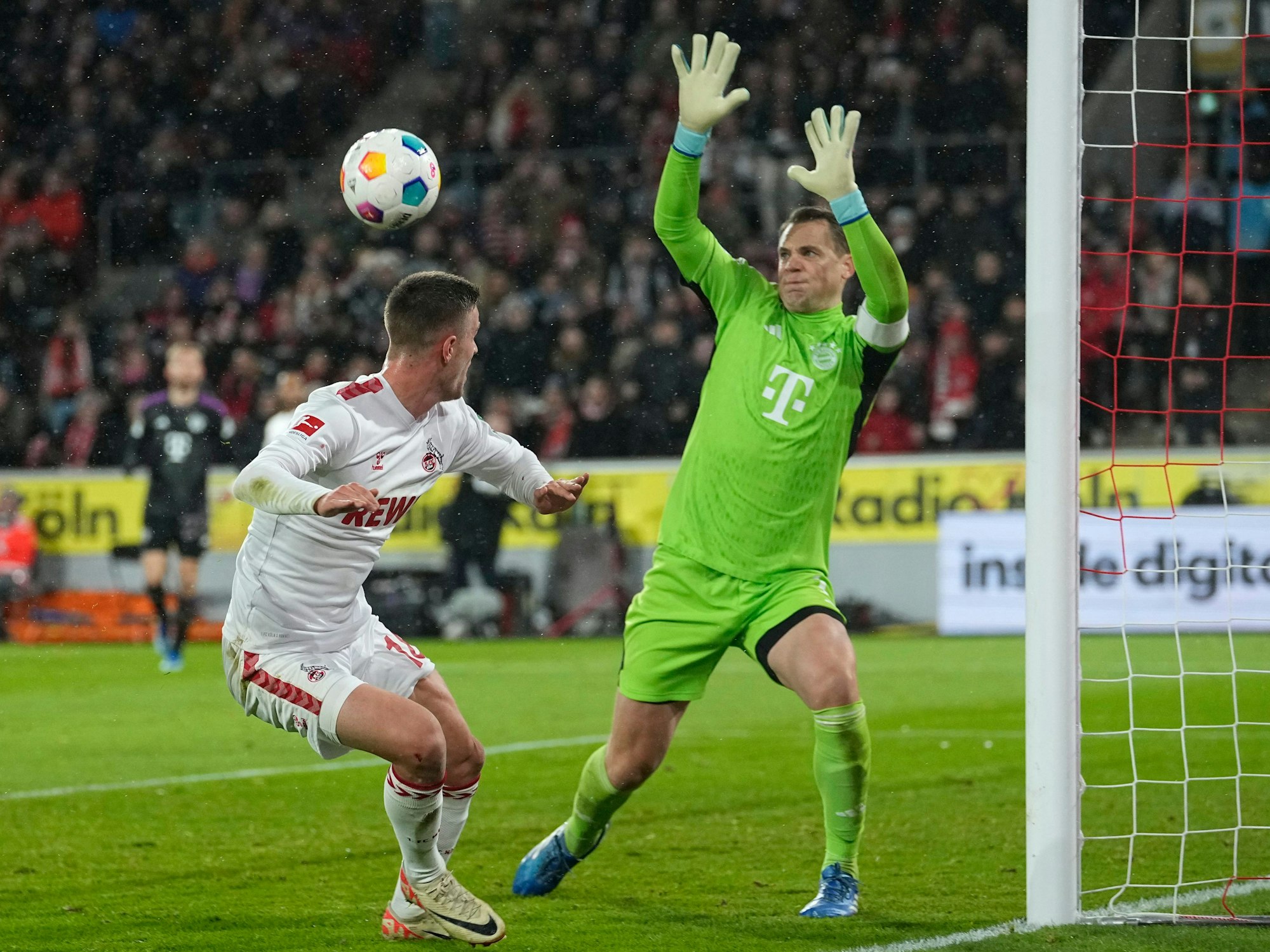 Kölns Rasmus Carstensen versucht einen Kopfball gegen Manuel Neuer.
