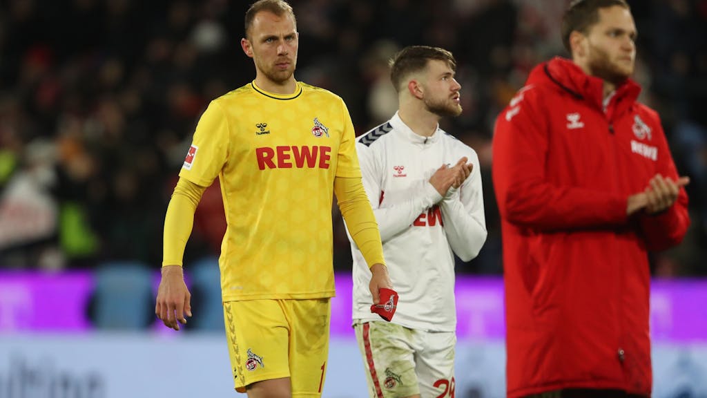 Marvin Schwäbe verlässt nach dem Bayern-Spiel geknickt das Feld.