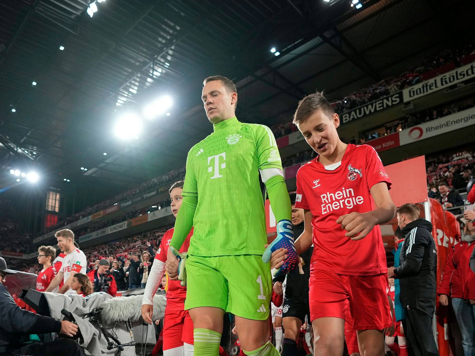 Manuel Neuer geht auf das Spielfeld in Köln.