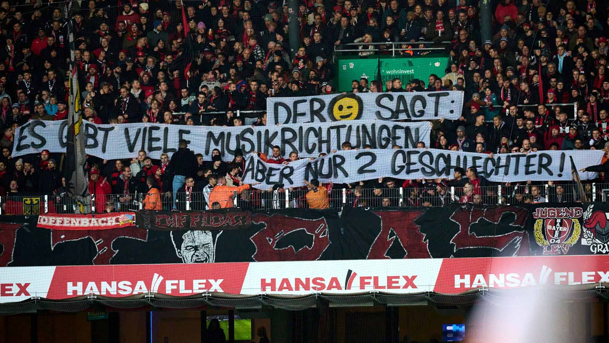 Queerfeindliches Banner von Leverkusen-Fans, auf dem steht: „Es gibt viele Musikrichtungen, aber nur 2 Geschlechter.“