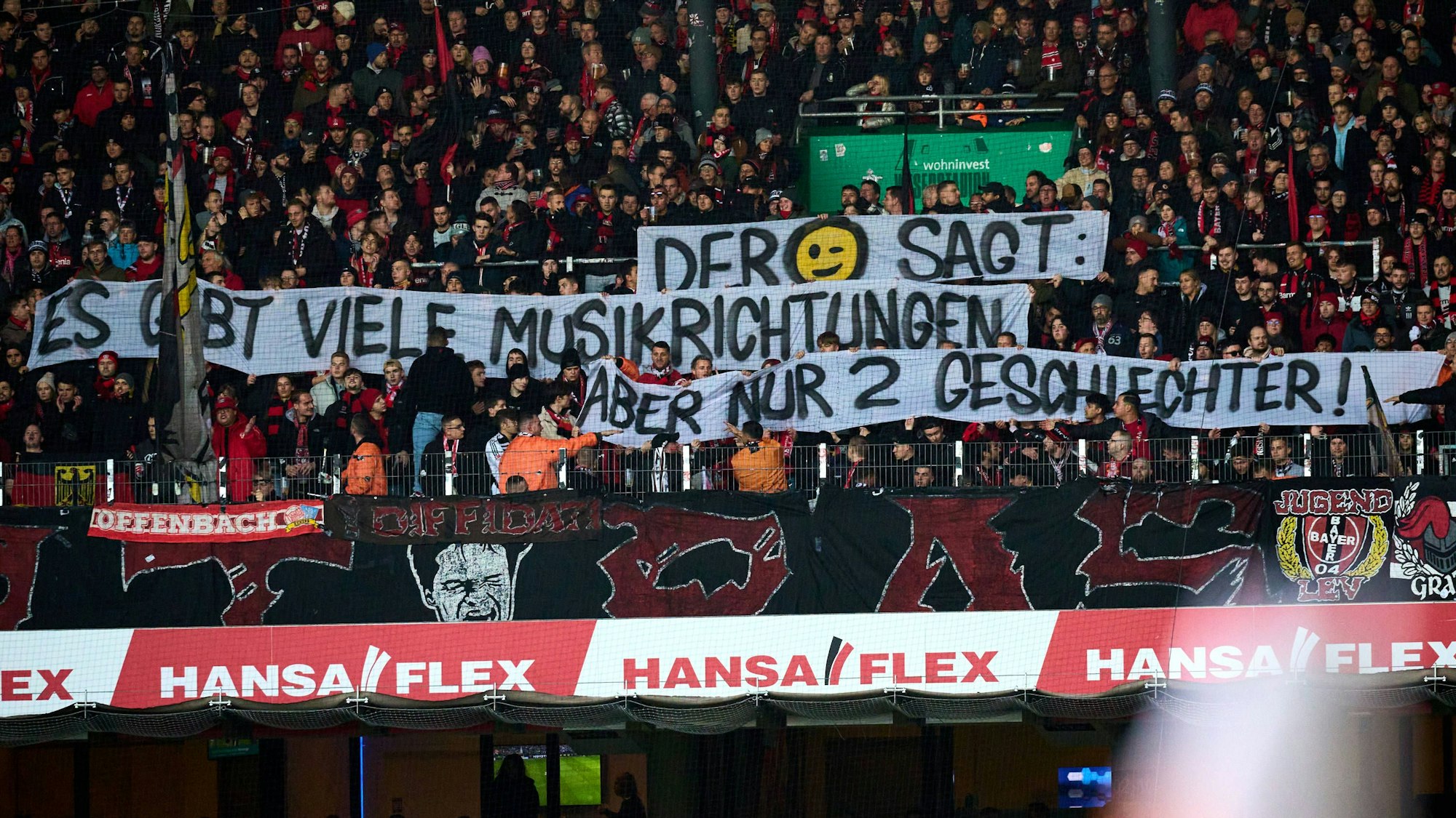 Die Fans von Bayer Leverkusen zeigen ein Banner beim Spiel in Bremen.