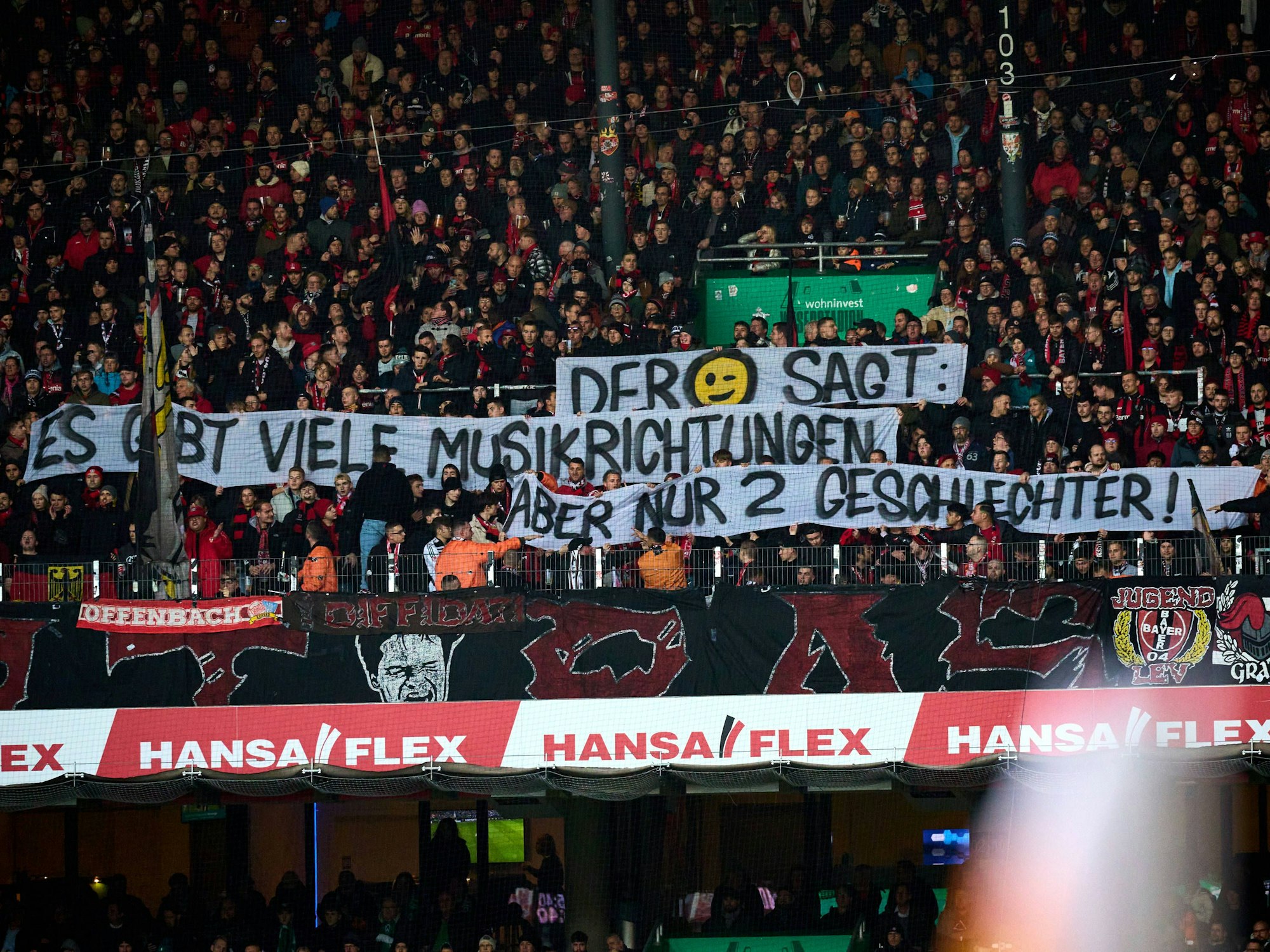 Leverkusener Fans präsentierten in Bremen ein queerfeindliches Banner.