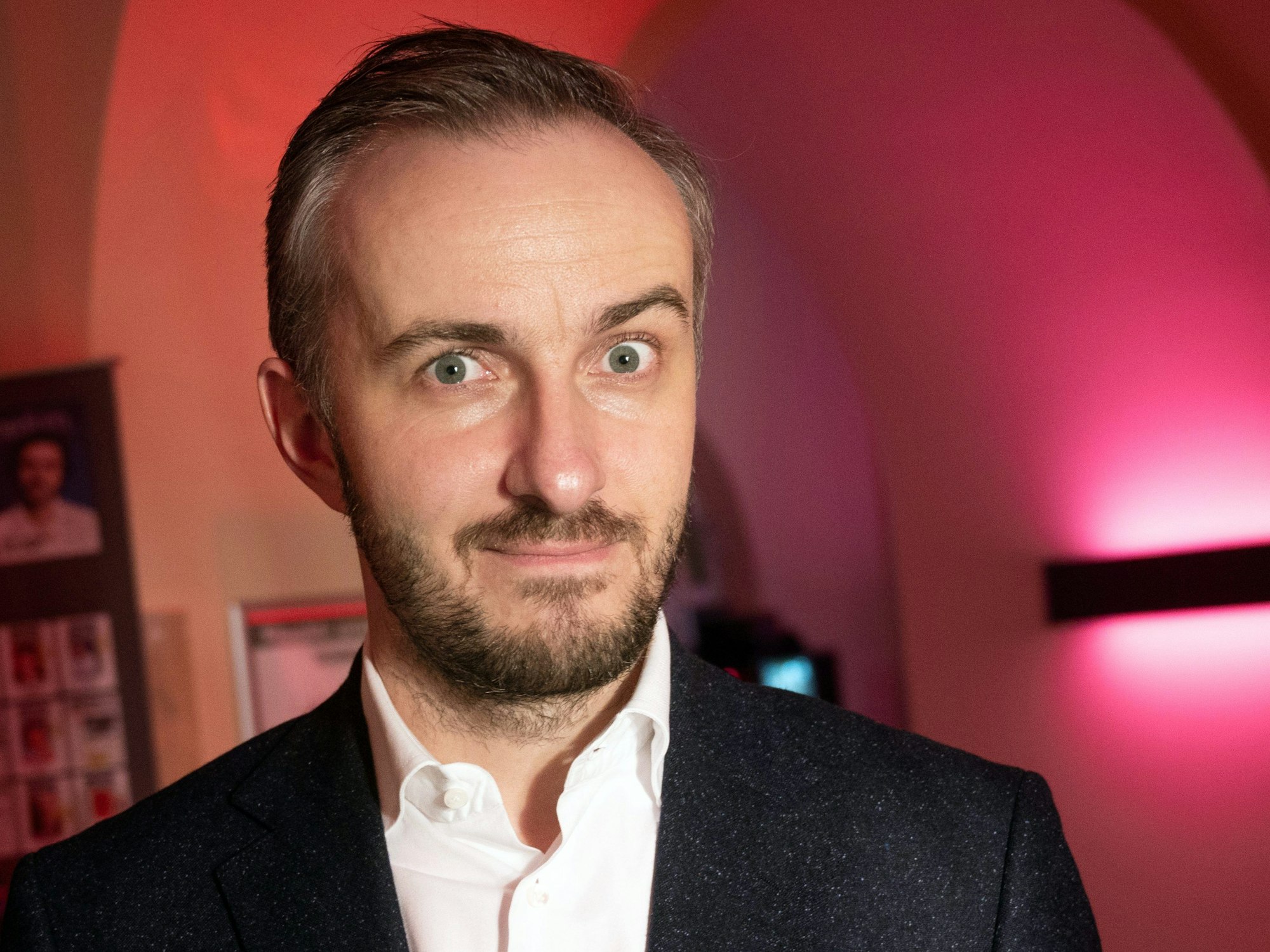 Jan Böhmermann, TV-Entertainer, und Gewinner des Preises für Unterhaltung, lächelt bei der Preisverleihung der «Journalistinnen und Journalisten des Jahres 2019».