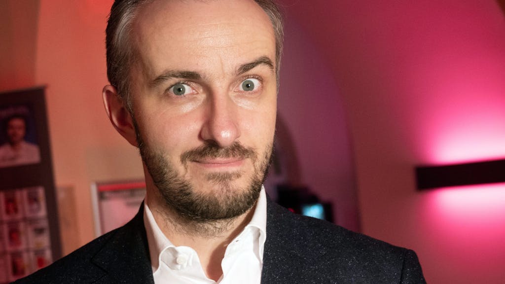 Jan Böhmermann, TV-Entertainer, und Gewinner des Preises für Unterhaltung, lächelt bei der Preisverleihung der «Journalistinnen und Journalisten des Jahres 2019».&nbsp;