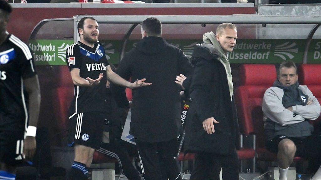 Schalke-Profi Thomas Ouwejan und Cheftrainer Karel Geraerts liefern sich an der Seitenlinie ein Wortgefecht.