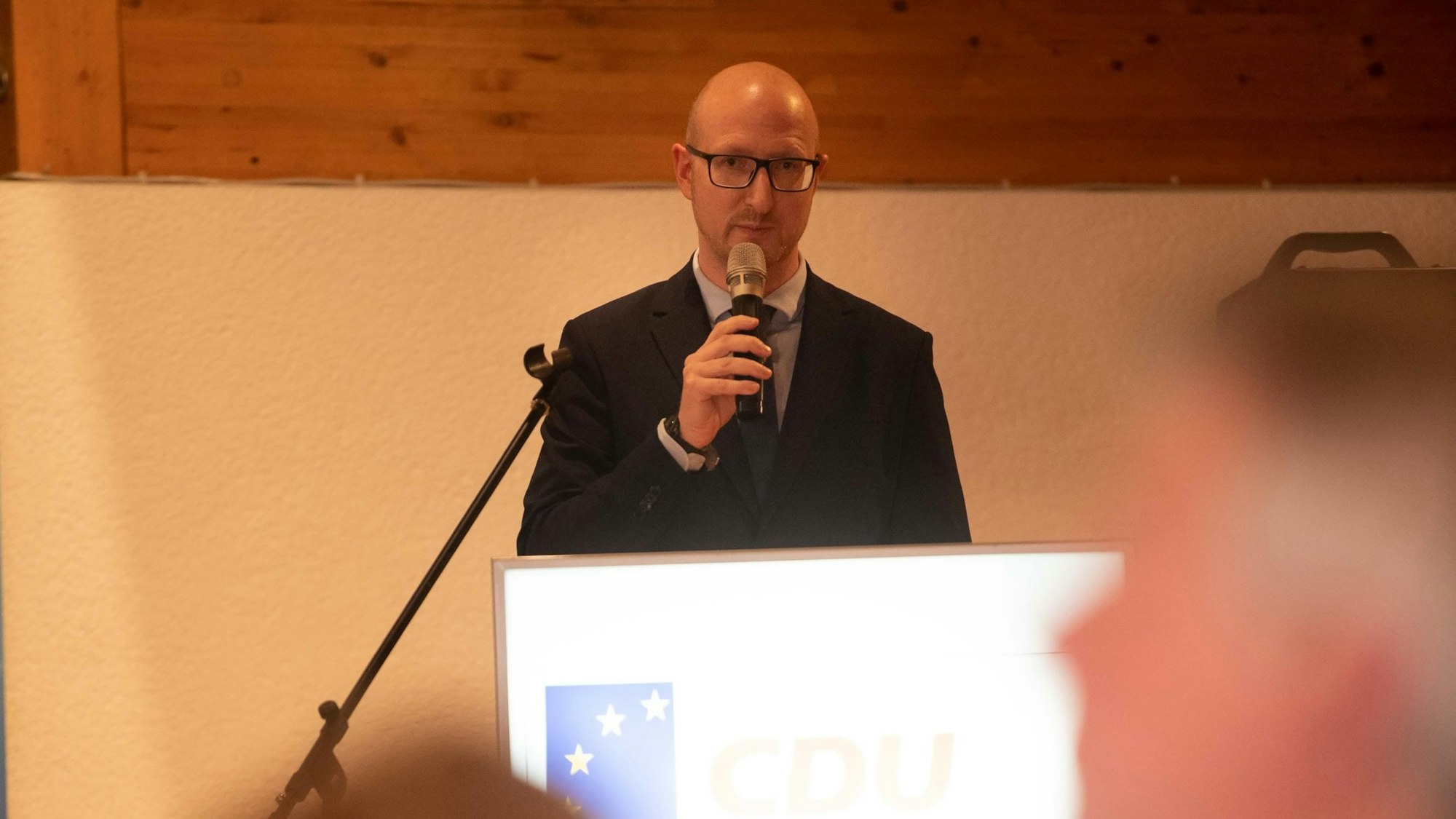 Ingo Pfennings (CDU) steht an einem Pult und spricht in ein Mikrofon.