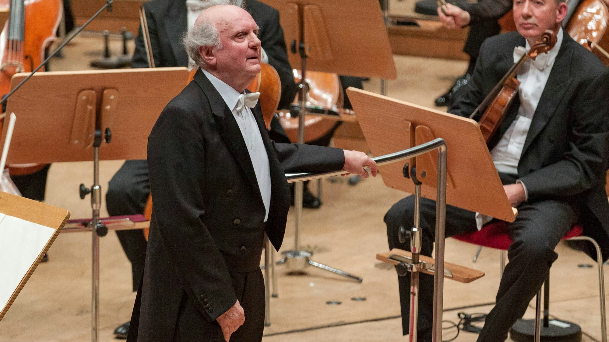 Der Dirigent Marek Janowski steht in der Kölner Philharmonie.