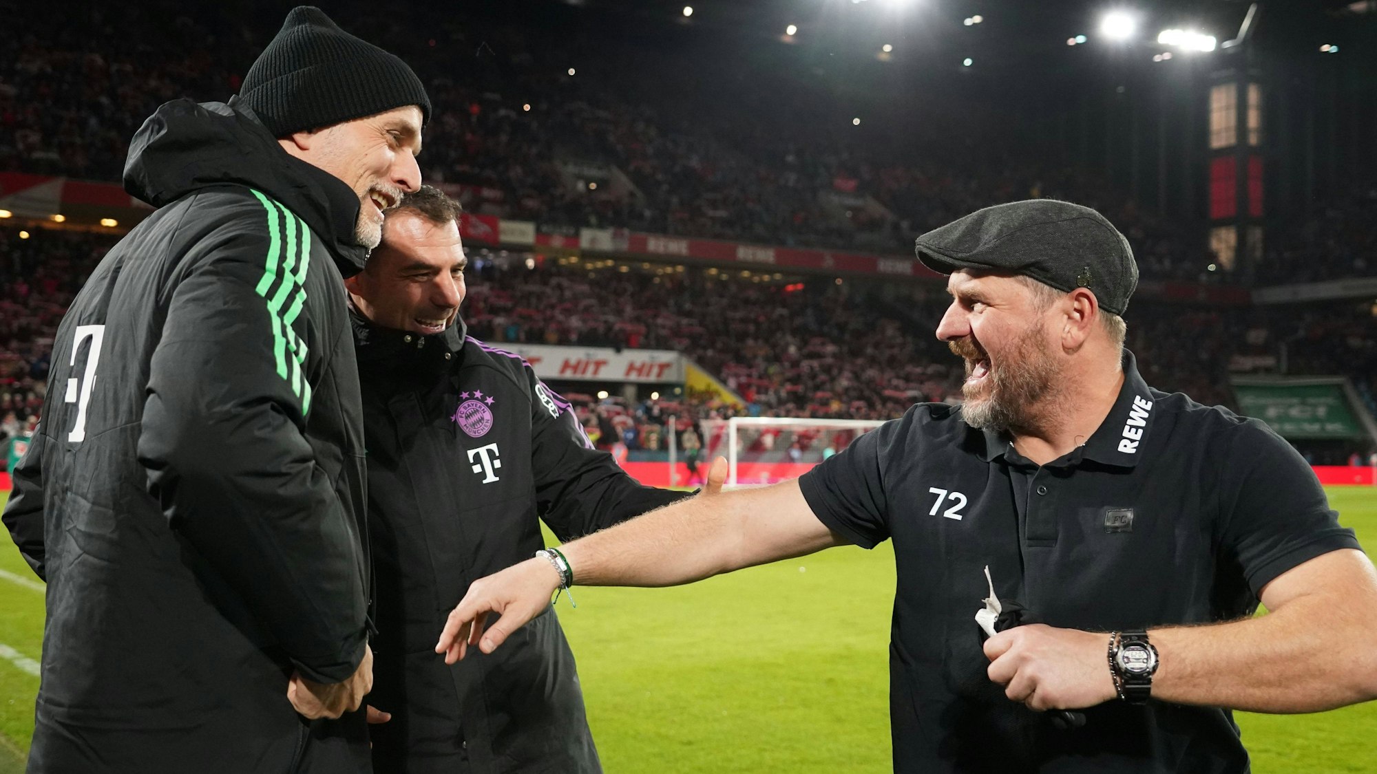 Rhein-Energie-Stadion: Bayern-Trainer Thomas Tuchel schenkte Kölns Coach Steffen Baumgart Handschuhe vor dem Spiel.