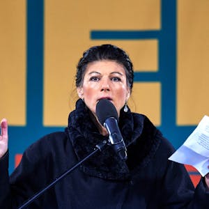 Politikerin Sahra Wagenknecht spricht bei einer Demonstration.