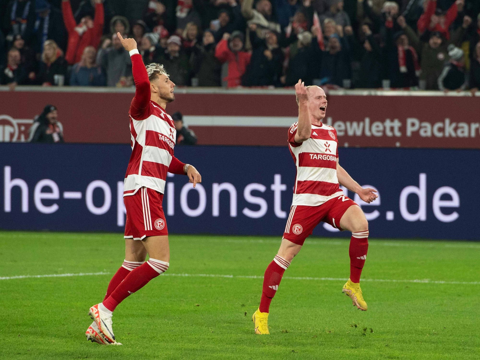 Die Fortuna-Profis Jona Niemiec und Dennis Jastrzembski bejubeln das Tor zum 5:3 gegen den FC Schalke 04.