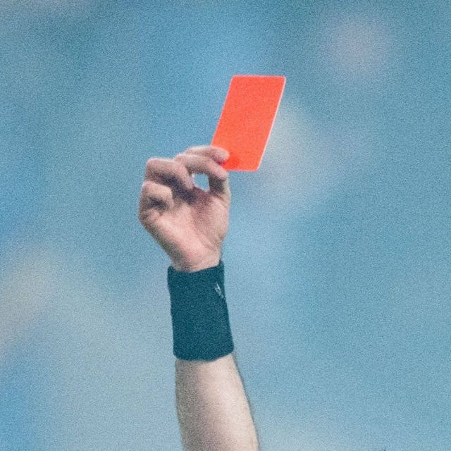 Nach einer Gelb-Roten Karte stieß ein Stotzheimer Spieler den Schiedsrichter zweimal gegen die Brust: 18 Monate Sperre.