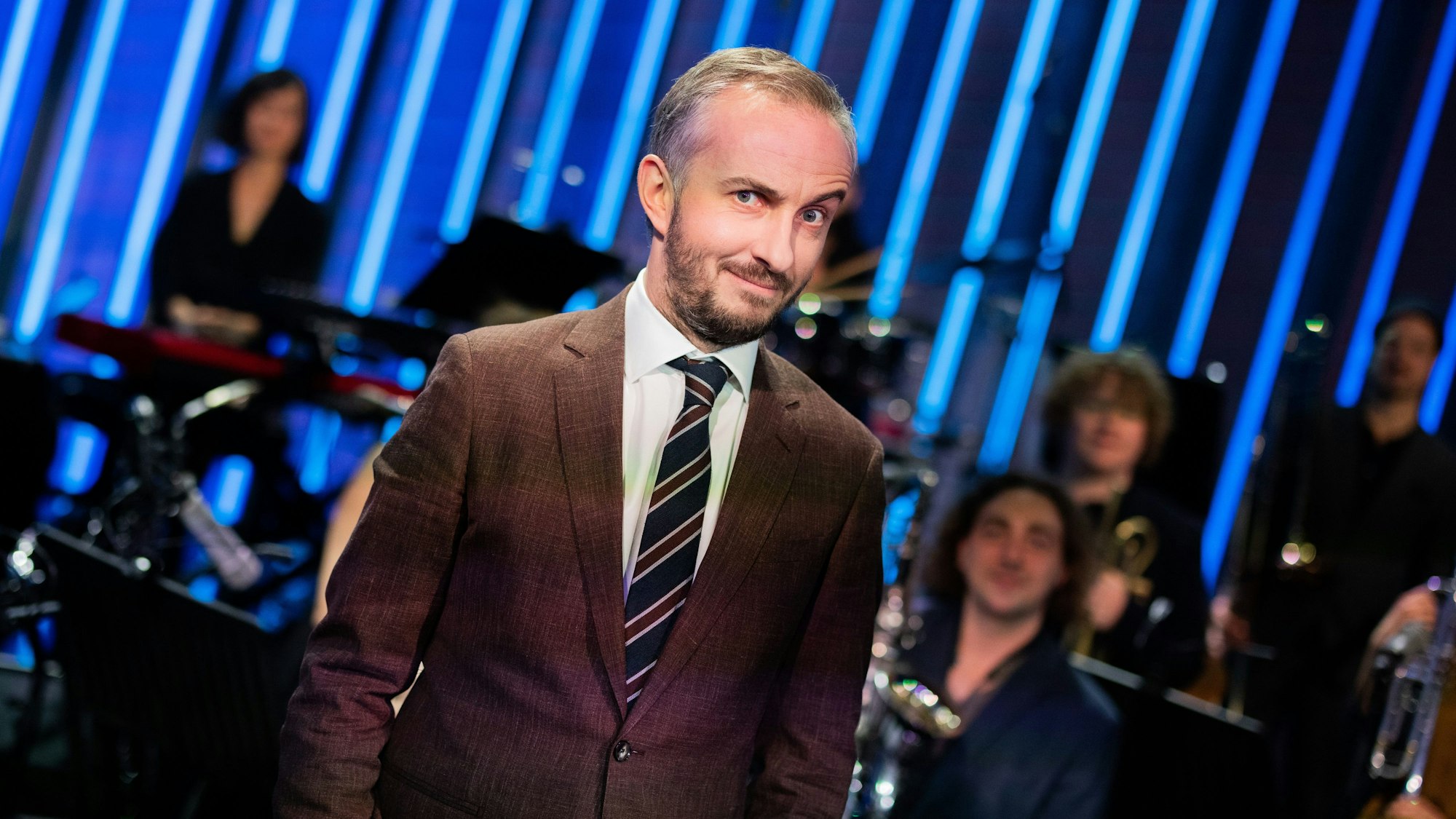 Jan Böhmermann, Moderator, steht im Anschluss an seine Late-Night-Show „ZDF Magazin Royal“ vor seinem Orchester, dem Rundfunk Tanzorchester Ehrenfeld.